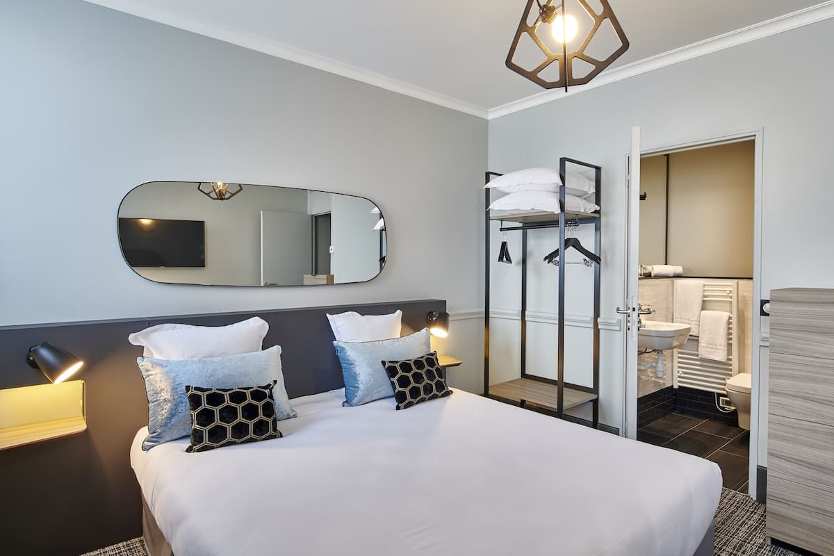 Triple Room (Privilege) | In-room safe, desk, blackout drapes, soundproofing