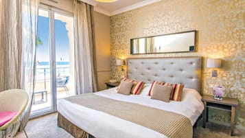 Een kluis op de kamer, een bureau, gratis wifi, beddengoed