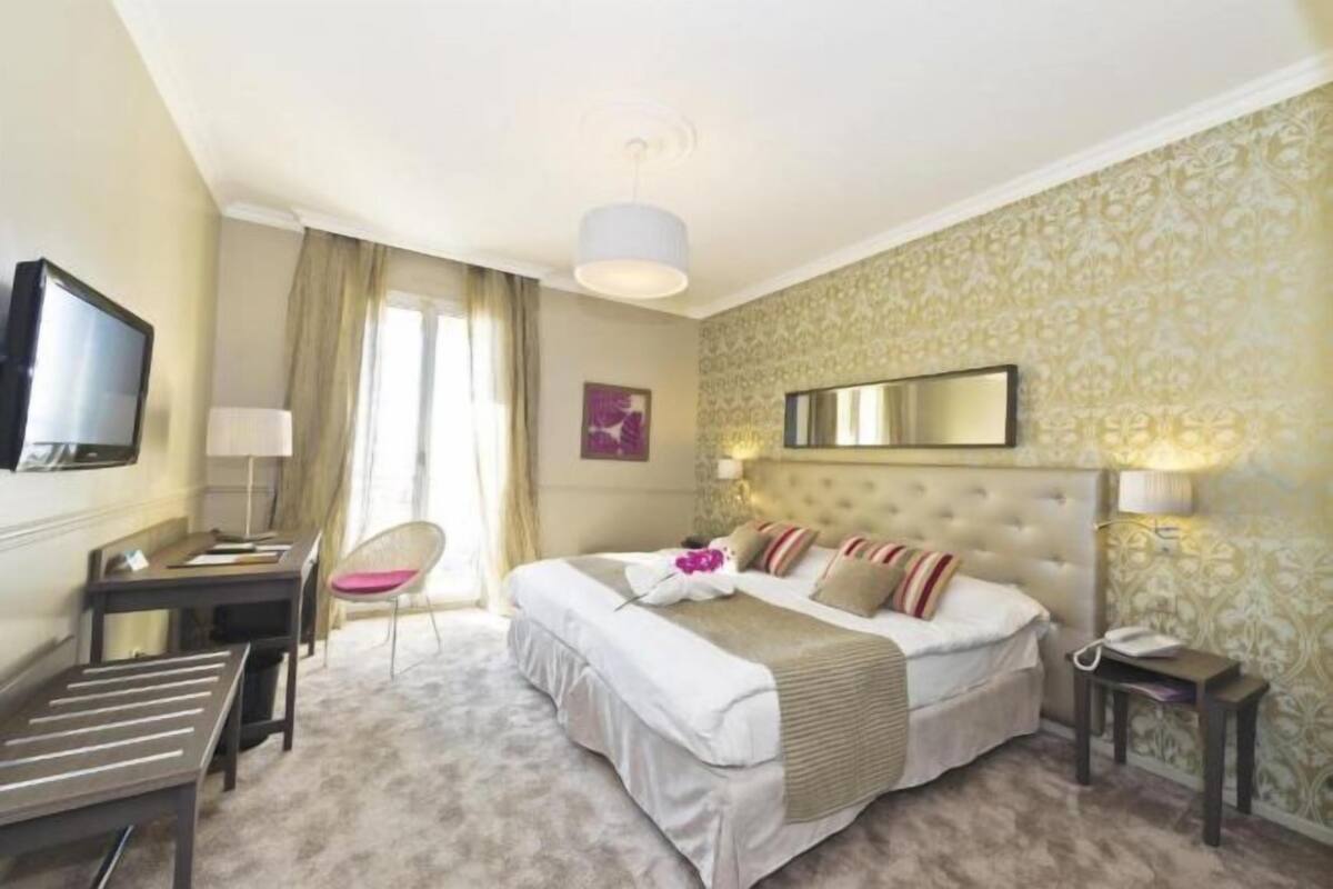 Hypo-allergenic bedding, in-room safe, desk, free WiFi