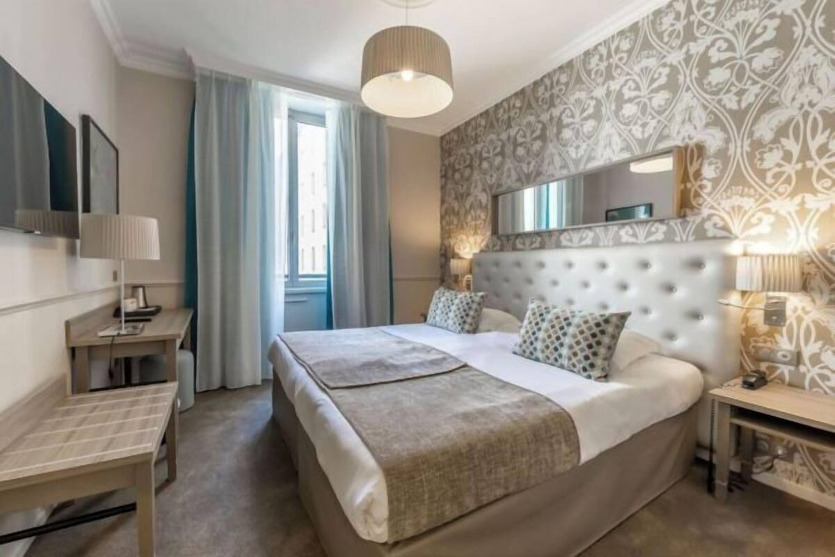 Hypo-allergenic bedding, in-room safe, desk, free WiFi