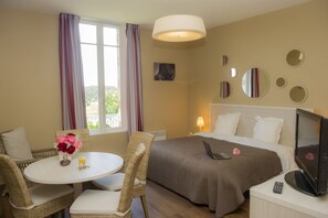 Studio, 1 queensize-seng | Blendingsgardiner, strykejern/-brett, wi-fi (inkludert) og sengetøy