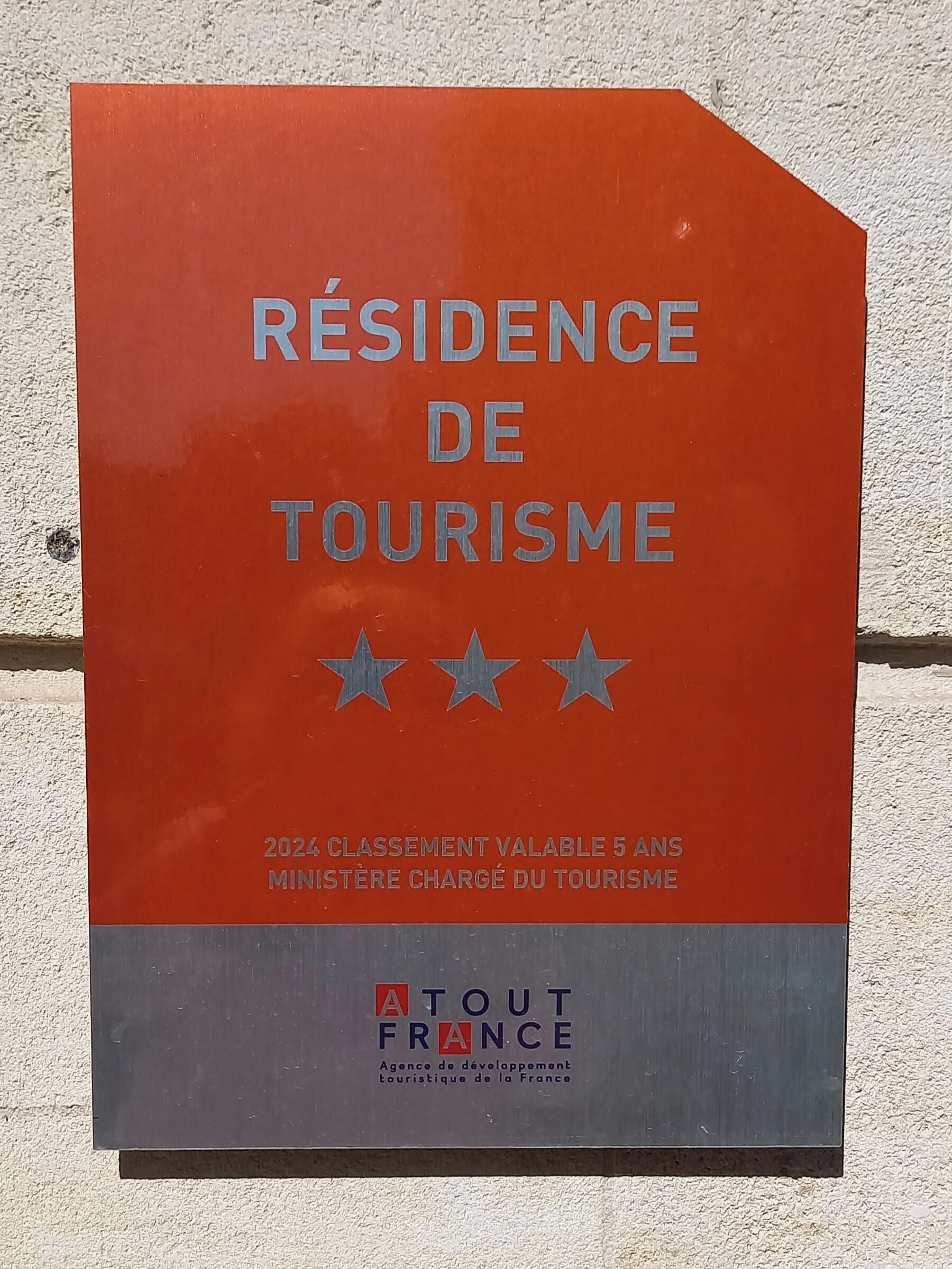 A sign for a tourism residence with a 2024 rating and a five-star rating from the Ministry of Tourism.