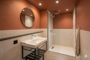 Comfort Single Room, Balcony | Bathroom | Shower, hair dryer, towels