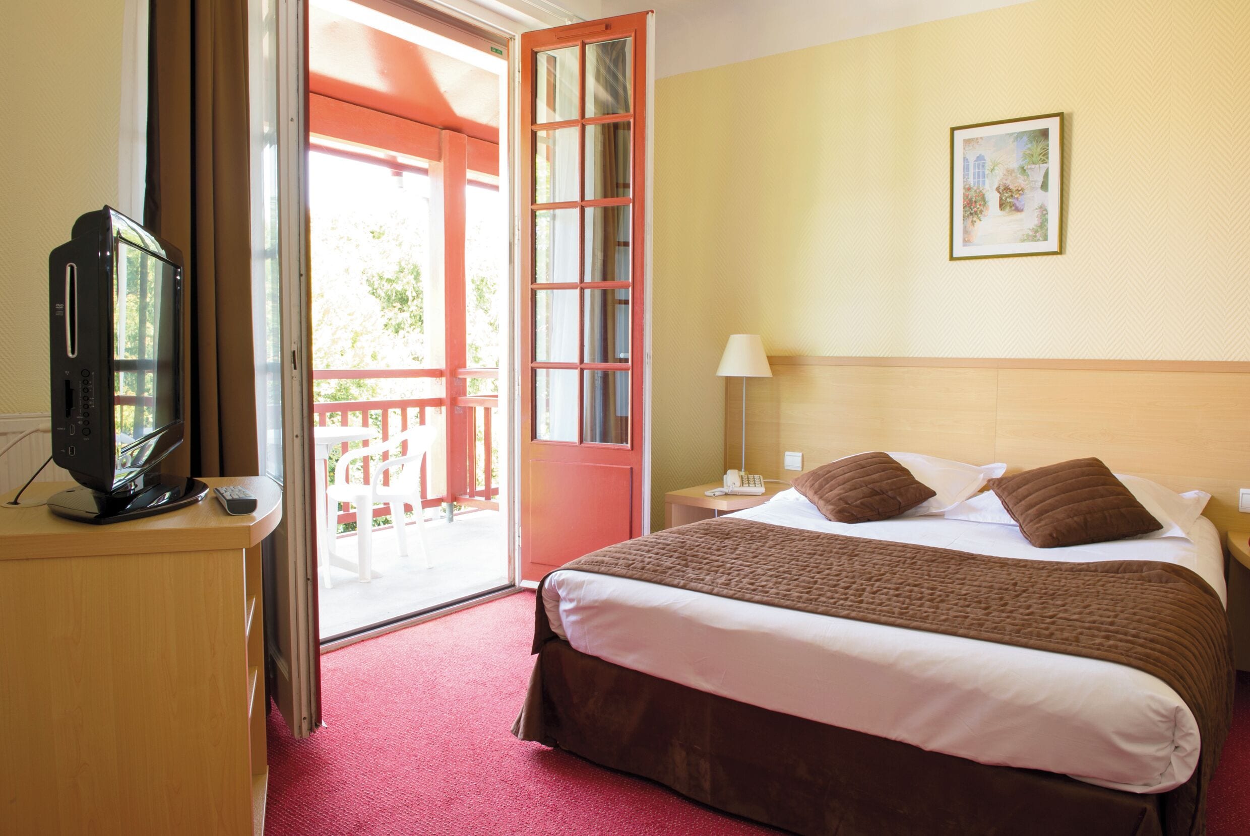 Comfort driepersoonskamer, balkon | Een bureau, een strijkplank/strijkijzer, gratis wifi, beddengoed