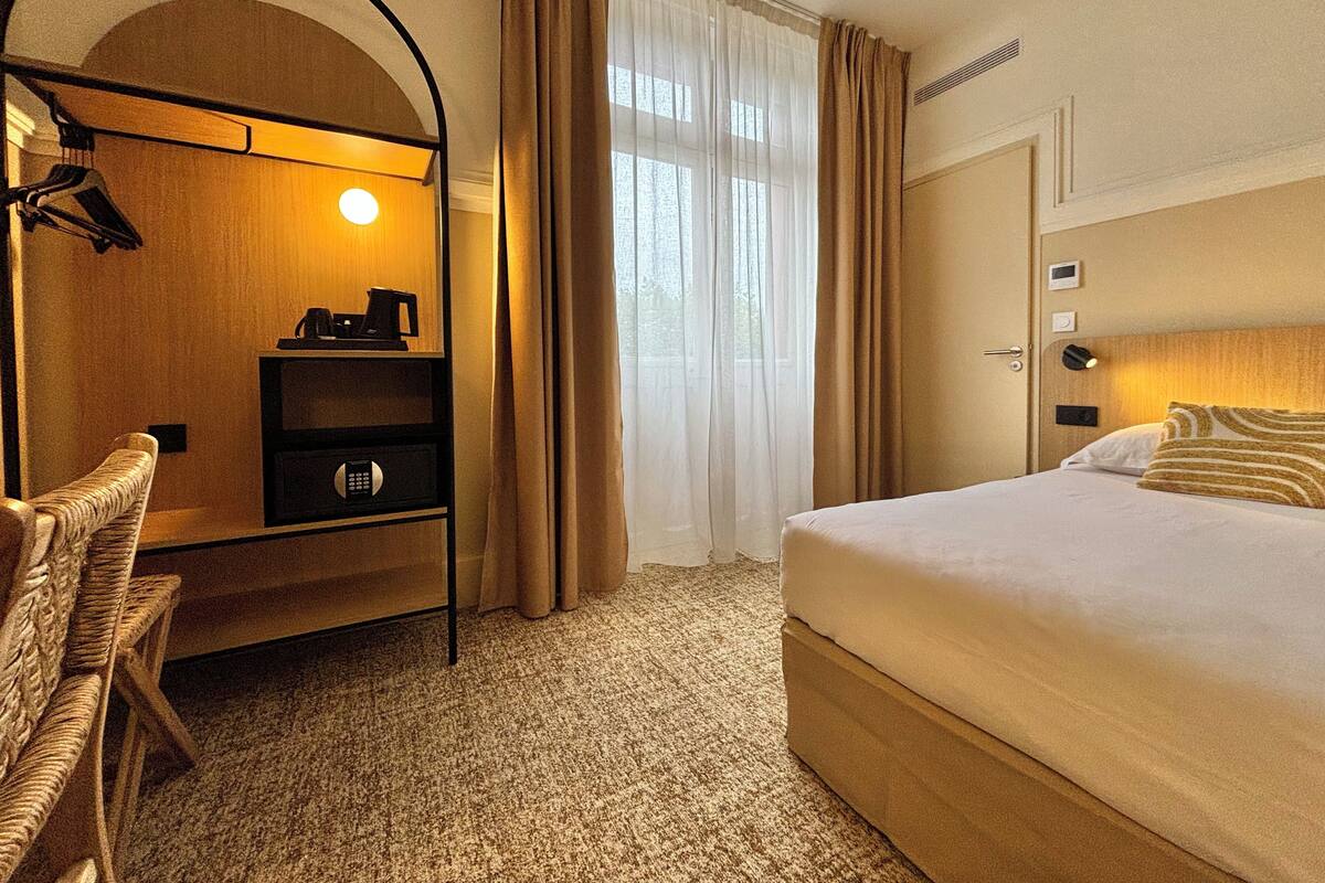 Quarto solteiro conforto, sacada | Escrivaninha, ferros/tábuas de passar roupa, Wi-Fi de cortesia