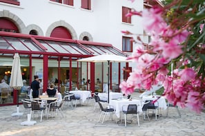 Serveert ontbijt en diner, lokale gerechten