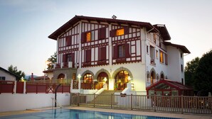 A two-story building with a swimming pool in front. - Hôtel Résidence Vacances Bleues Orhoitza (Hendaye)