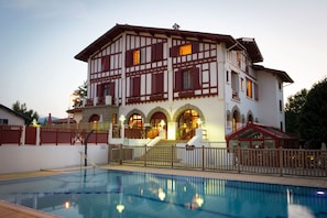 Voorkant accommodatie - avond/nacht