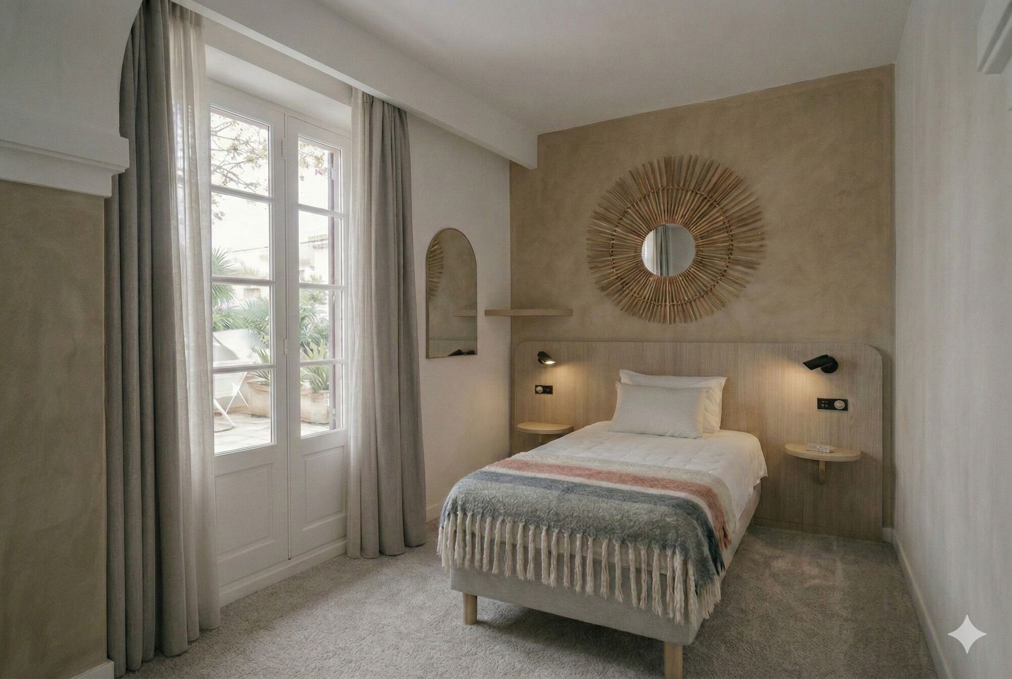 Bureau, fer et planche à repasser, Wi-Fi gratuit, draps fournis