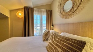 Comfort Double Room (2 persons) | Bathroom | Shower, hair dryer, towels - Hôtel Résidence Vacances Bleues Orhoitza (Hendaye)