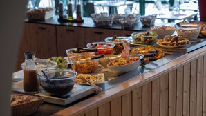 Ein Buffet mit verschiedenen Speisen und einem Getränkespender.