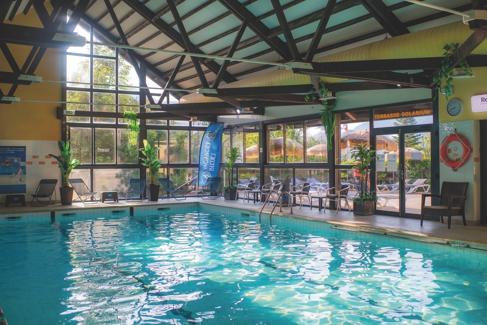 Piscine couverte, chaises longues