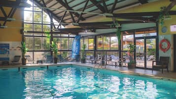 Piscine couverte, chaises longues