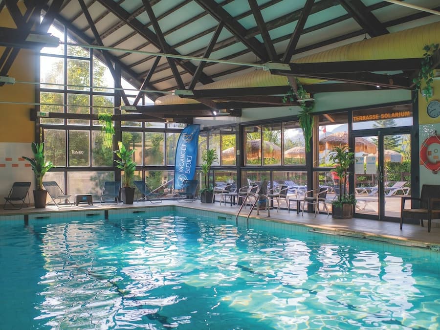 Indoor pool, sun loungers