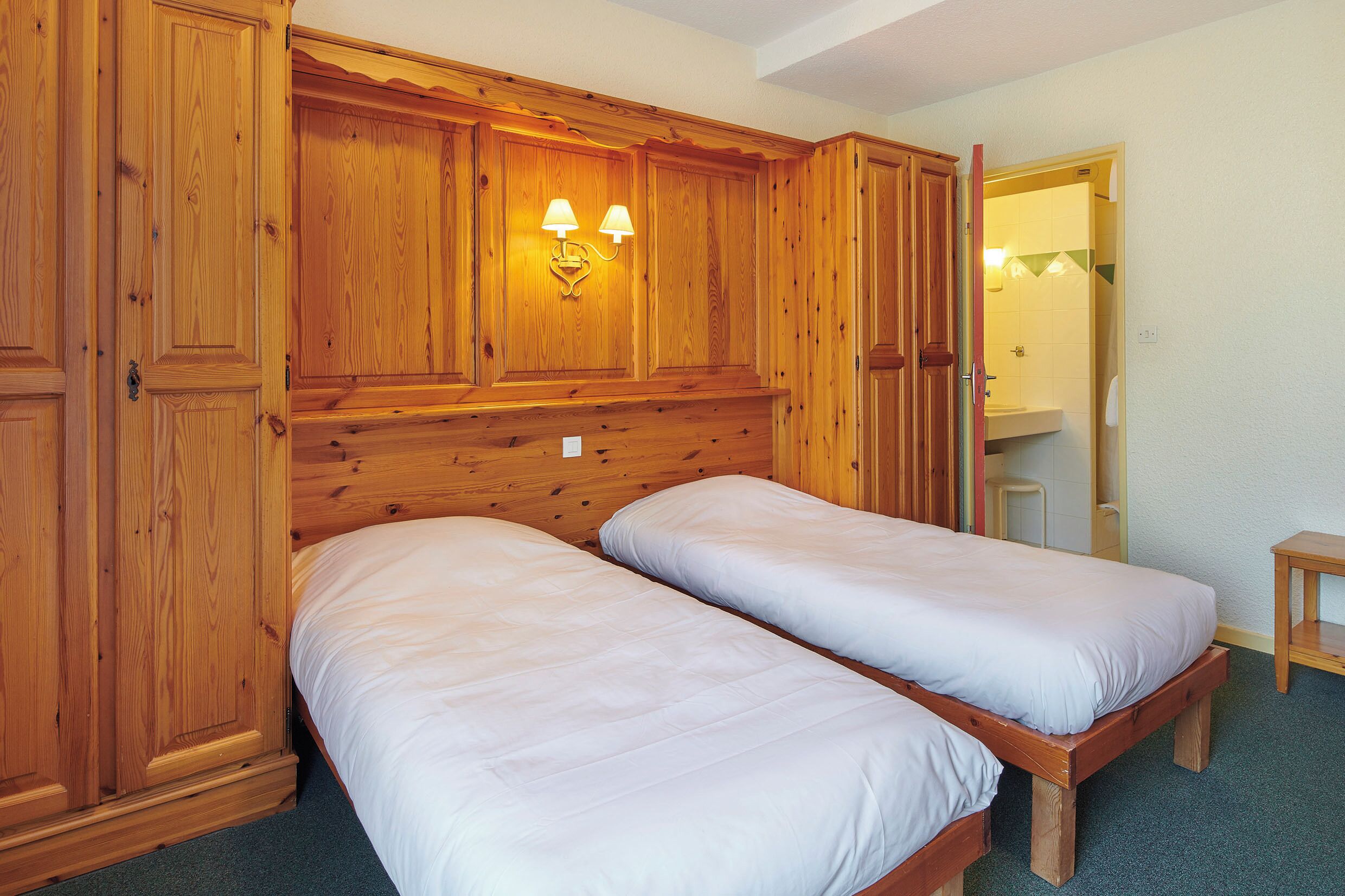 Superior Room | Desk, bed sheets