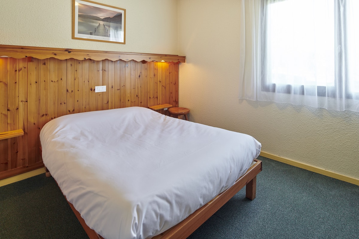 Skrivebord og sengetøy