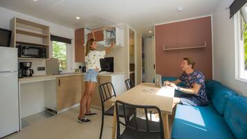 Mobile Home | Private kitchen | Full-sized fridge, microwave, stovetop, toaster