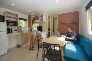 Mobile Home | Cuisine privée | Grand réfrigérateur, micro-ondes, plaque de cuisson, grille-pain