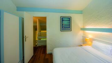 Apartment, 2 Bedrooms | Soundproofing, bed sheets