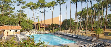 Seasonal outdoor pool, sun loungers