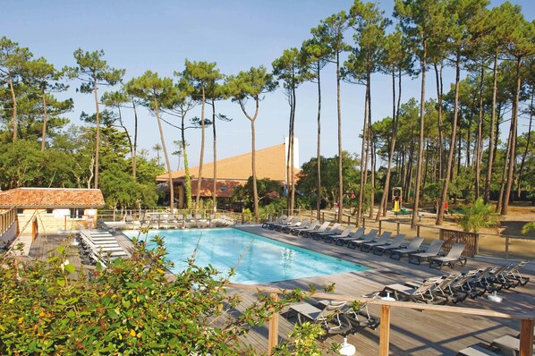 Seasonal outdoor pool, pool loungers - Résidence Vacances Bleues Domaine de l'Agreou (Seignosse)