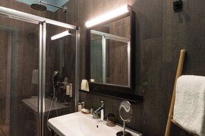 Classic Room (Atelier) | Bathroom | Free toiletries, hair dryer, slippers, towels - Hotel Verlaine (Cannes)
