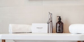 經典客房 (Atelier) | 浴室 | 免費盥洗用品、吹風機、拖鞋、毛巾