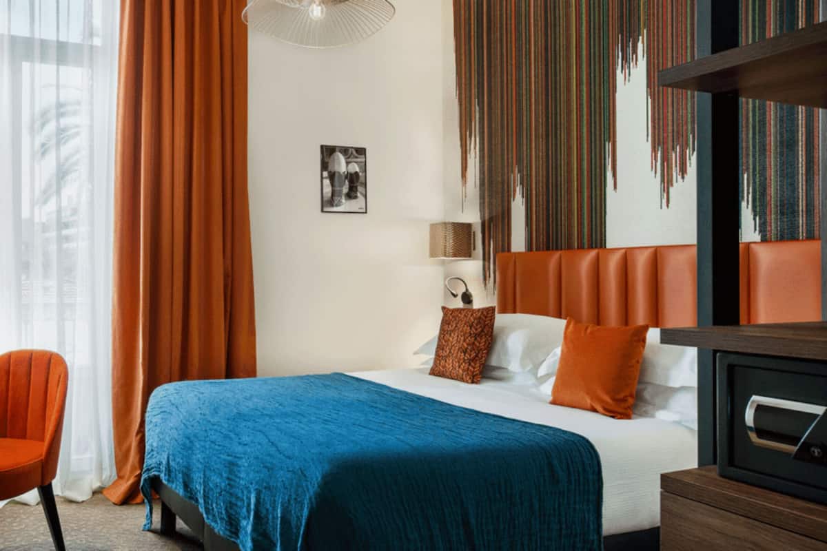 Minibar, coffres-forts dans les chambres, rideaux occultants