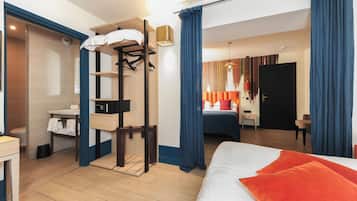 Junior Suite | Minibar, in-room safe, blackout curtains, soundproofing