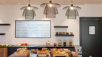 Frukostbuffé varje dag (EUR 20 per person)