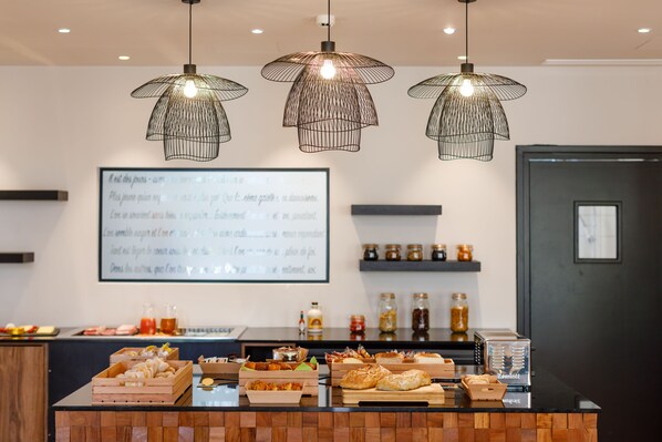 Petit déjeuner buffet (20 EUR par personne)