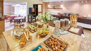 A buffet setup with various food items, including pastries, fruits, and beverages. - Club Vacances Bleues Domaine de Château Laval (Gréoux-les-Bains)