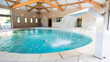 Piscine couverte, piscine extérieure, chaises longues