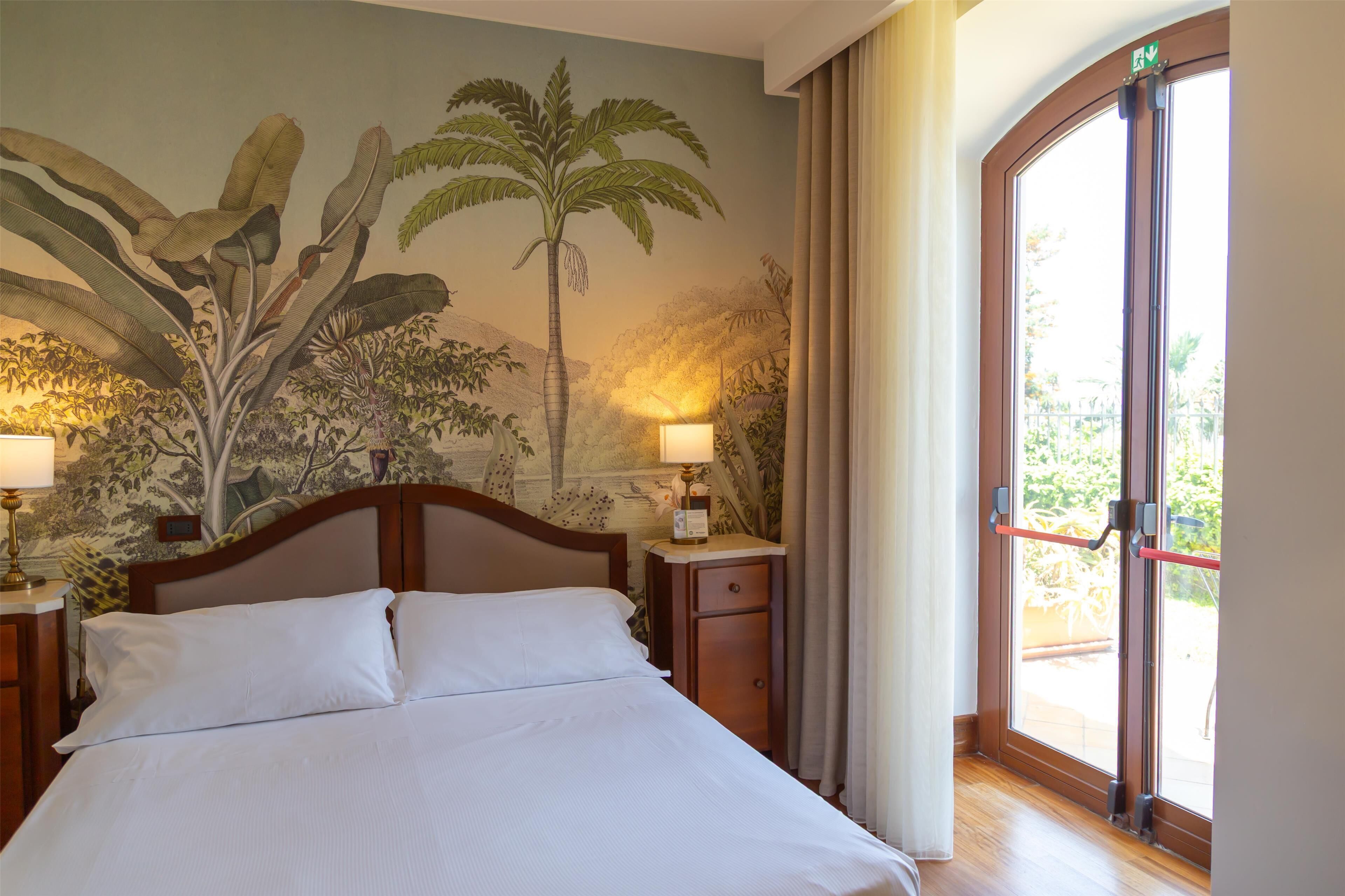 standard room, 1 queen bed (twin bed on request) | 1 bedroom, pillow-top beds, minibar, in-room safe