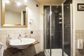 Gratis toiletartikler, hårtørrer, bidet, håndklæder