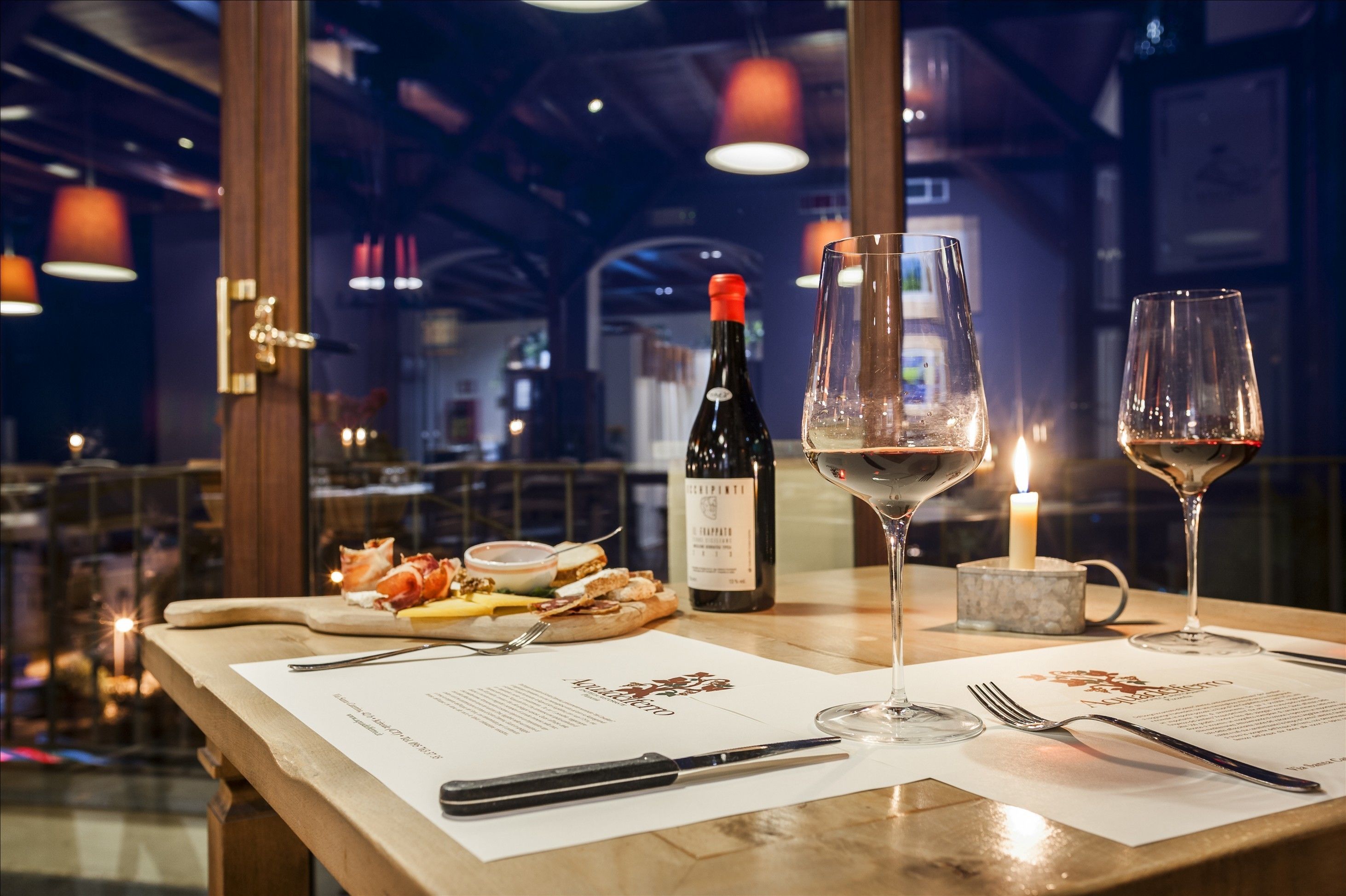 Breakfast, dinner served; local cuisine, ocean views 