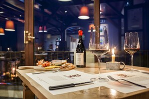 Petit déjeuner et dîner servis sur place, vue sur la mer 