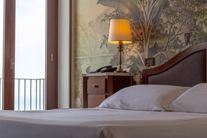 Junior-suite - boblebad | Senge med topmadrasser, minibar, pengeskab på værelset, skrivebord