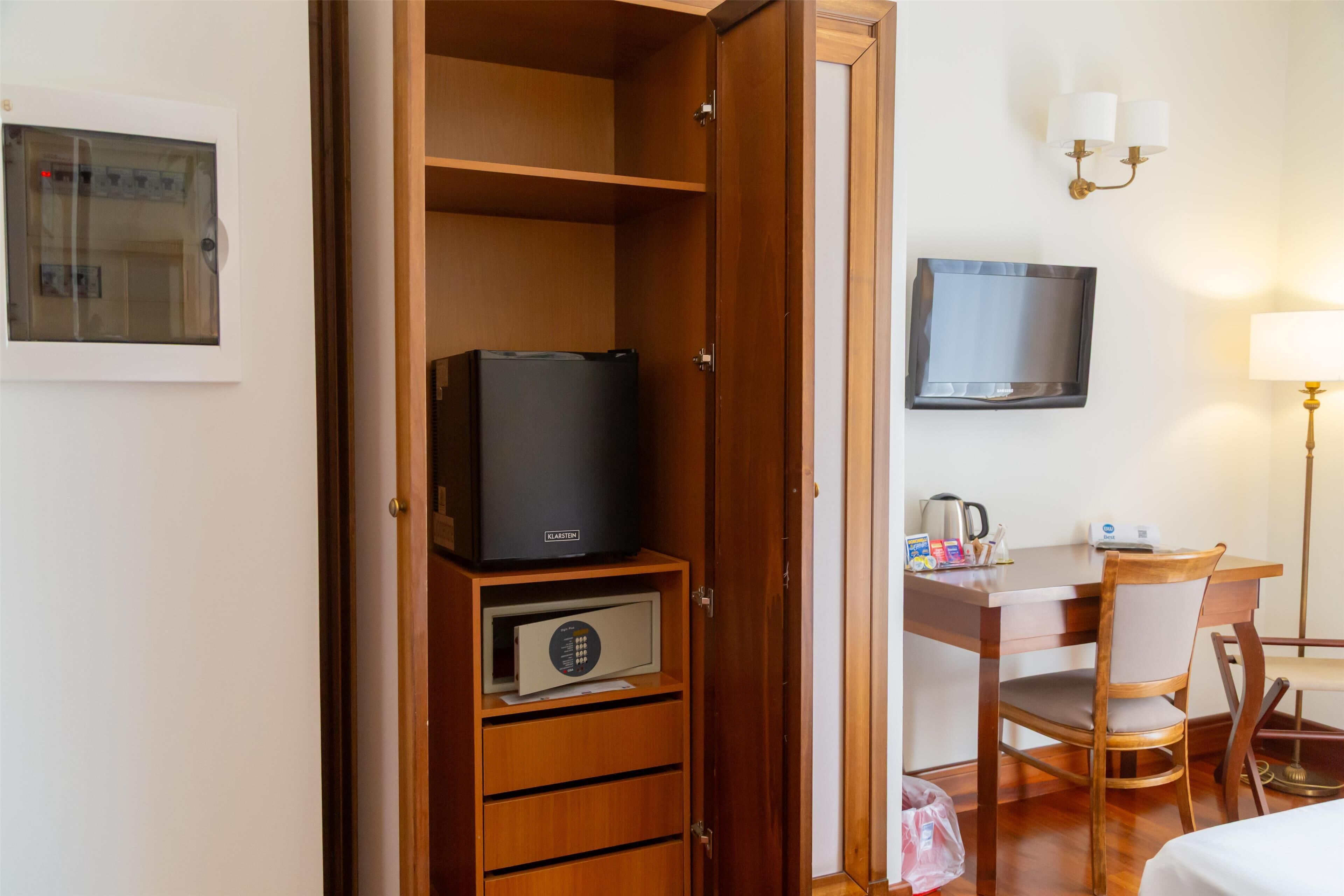 standard room, 1 queen bed (twin bed on request) | 1 bedroom, pillow-top beds, minibar, in-room safe