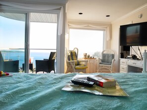 Suite, 1 Tempat Tidur King, jet tub, pemandangan laut | Area keluarga | Smart TV 60-inci dengan saluran TV kabel, TV, dan Netflix