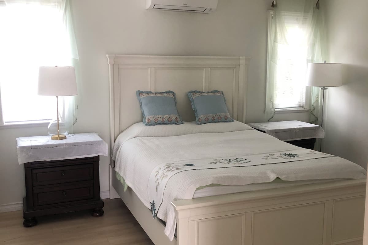 ห้องคอมฟอร์ทสวีท, เตียงควีนไซส์ 1 เตียง และโซฟาเบด | 1 ห้องนอน, เครื่องนอนระดับพรีเมียม, เตียงพร้อมฟูกเสริมที่นอน