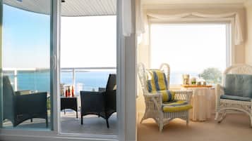 Suite, 1 cama King size, hidromasaje, vista al mar | Área de sala de estar | Smart TV de 60 pulgadas con canales por cable, televisión y Netflix