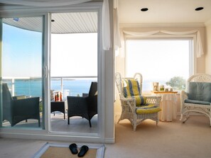 Suite, 1 Katil Raja (King), Jetted Tub, Sea View | Ruang tamu | 60 inci sebuah televisyen pintar dengan kabel, TV, Netflix