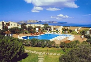 Piscine extérieure, parasols de plage