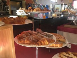 Breakfast, lunch, dinner served; international cuisine 