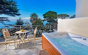 Minibar, in-room safe, desk, soundproofing - Luxury Villa Excelsior Parco (Capri)