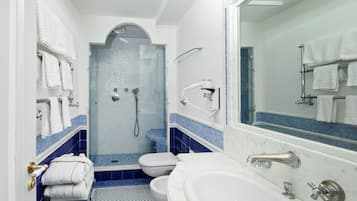 Un baño con ducha, inodoro y lavamanos.