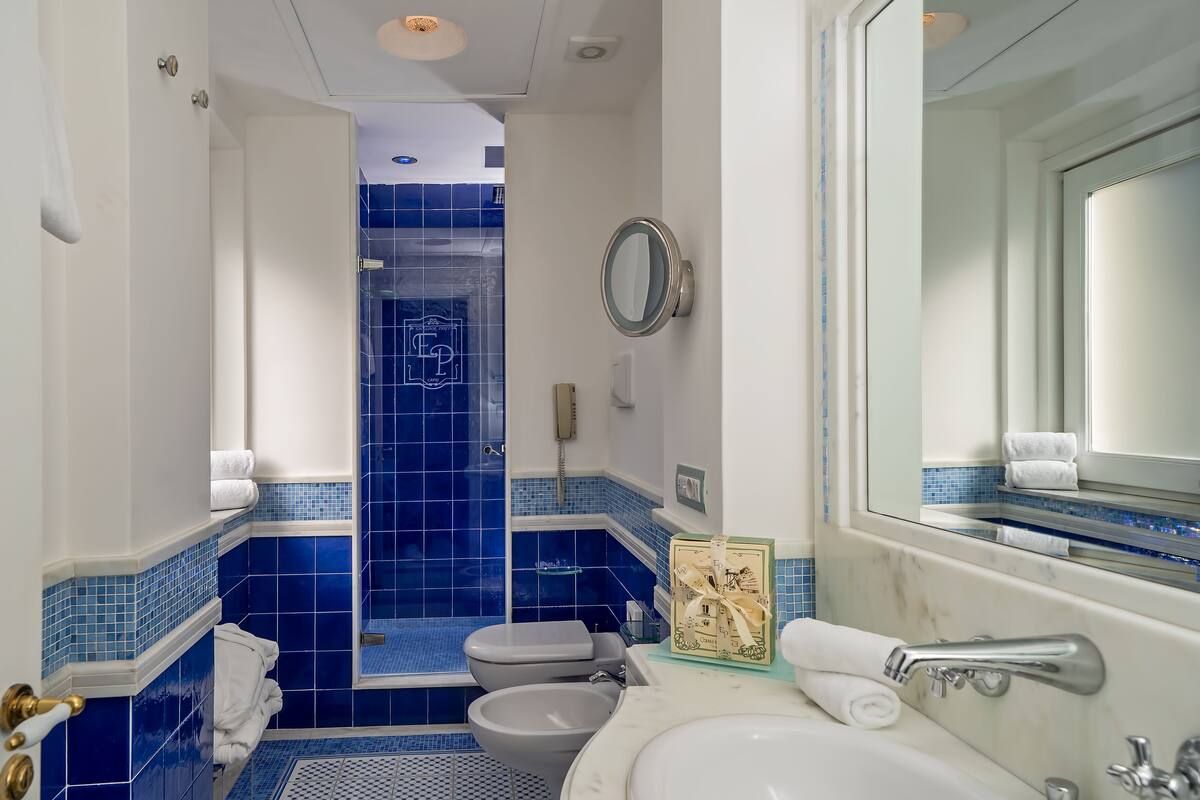 deluxe double room, terrace, sea view | bathroom | shower, free toiletries, hair dryer, bathrobes