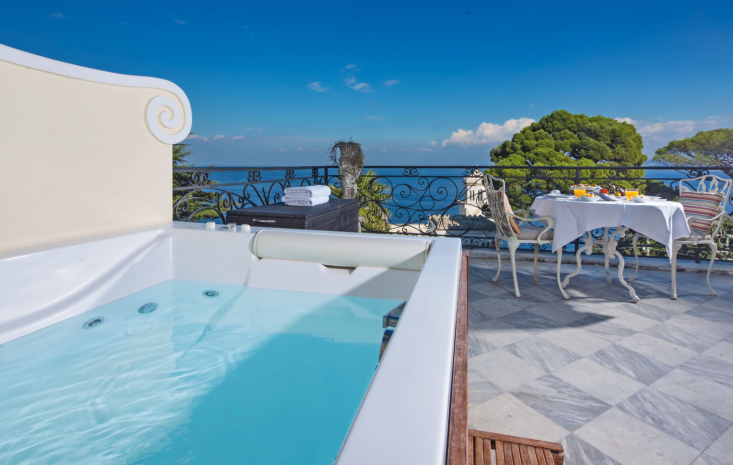 executive double or twin room, 1 bedroom, jetted tub, sea view | jetted bathtub