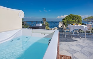 Quarto casal ou duplo executivo, 1 quarto, banheira de hidromassagem, vista para o mar | Banheira de hidromassagem